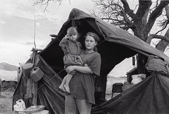 6bd0dc12_young_woman_with_child_border_camp_arizona-sonora.jpg