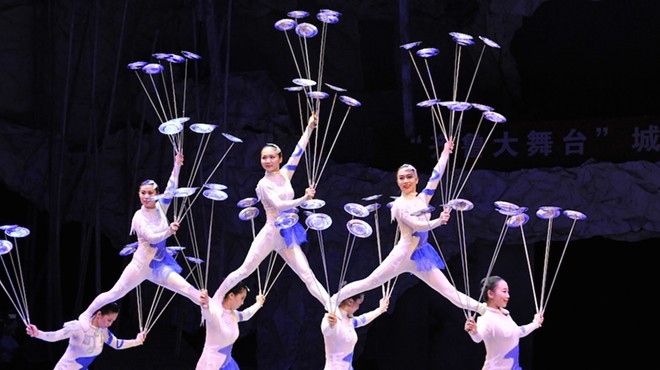 New Chinese Acrobats Bring Traditional, Modern Acts to Majestic Theatre