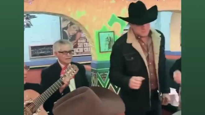 Country Star Jon Pardi Dined at Mi Tierra, Jammed With Mariachis After San Antonio Concert (3)