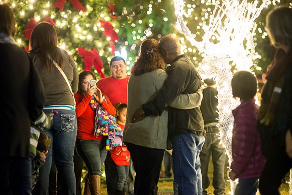 29 Photos from the Holiday Lighting in Travis Park