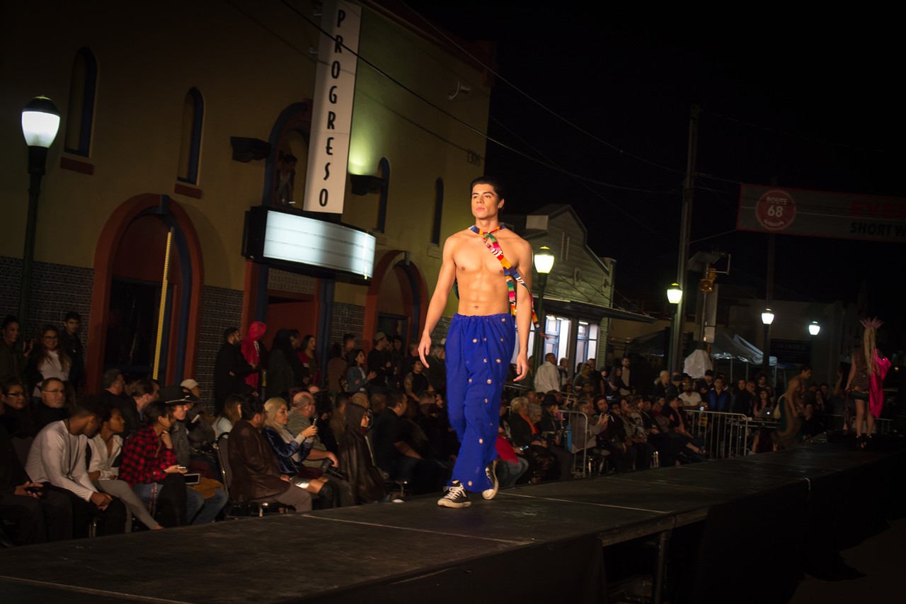 Fashionable Moments from Una Noche en la Gloria's Runway en la Calle