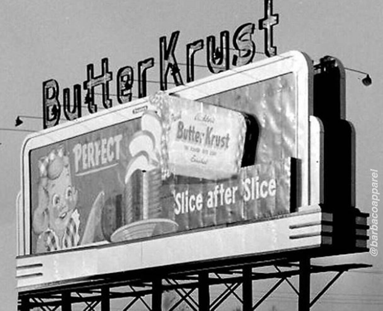 Bread rolling on conveyor belt on Butter Krust billboard
San Pedro used to be a lot more tempting to drive down, as it was home of the iconic moving billboard from Butter Krust at the Hildebrand intersection. The “Falling Slices” billboard was exactly what it sounds like. Slice after slice would tumble down endlessly from the infinite loaf.
Photo via Instagram / barbacoapparel