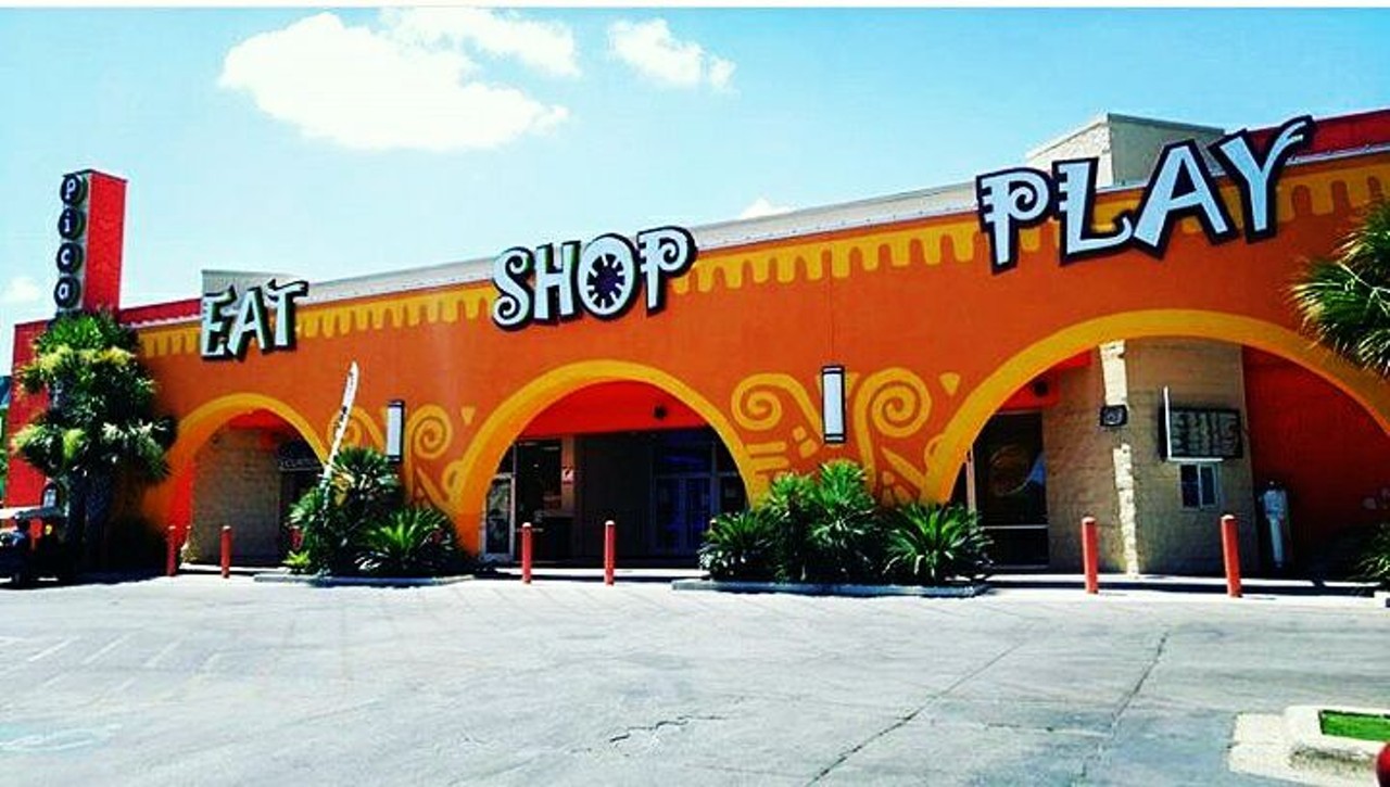 You know you can buy pretty much anything from the side of the road on Military Drive – or PicaPica.
This is where all the puro pinche people shop.
Photo via Facebook / PicaPica Plaza