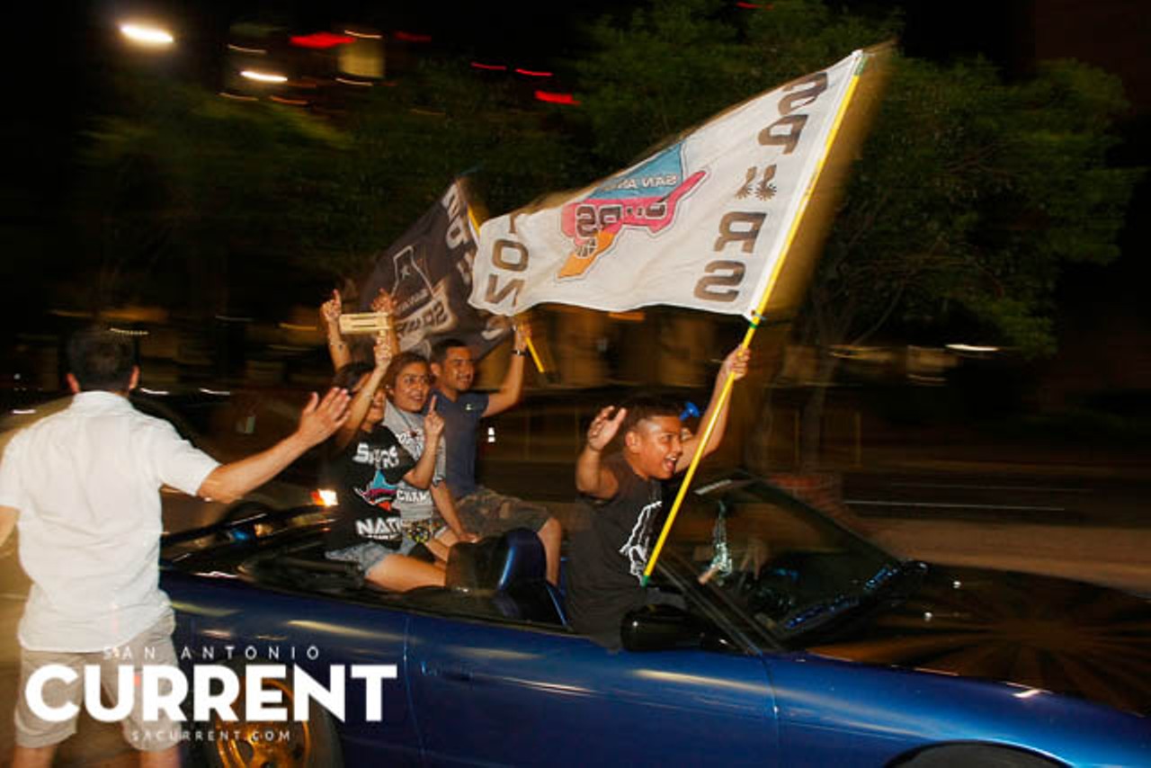 Crazy Photos of Fans in the Streets for Puro Pinche Spurs