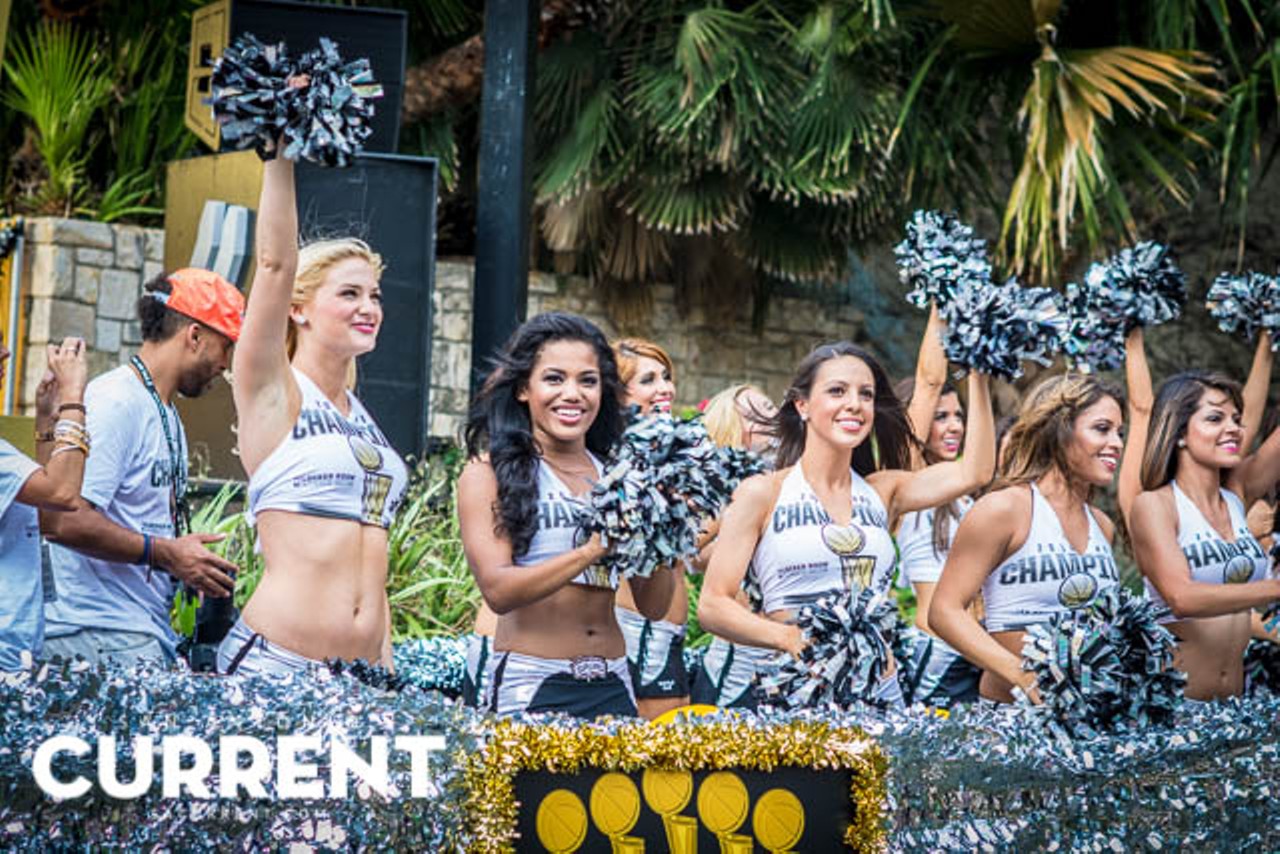 High Five!: Mas Photos from the Spurs Champion River Parade
