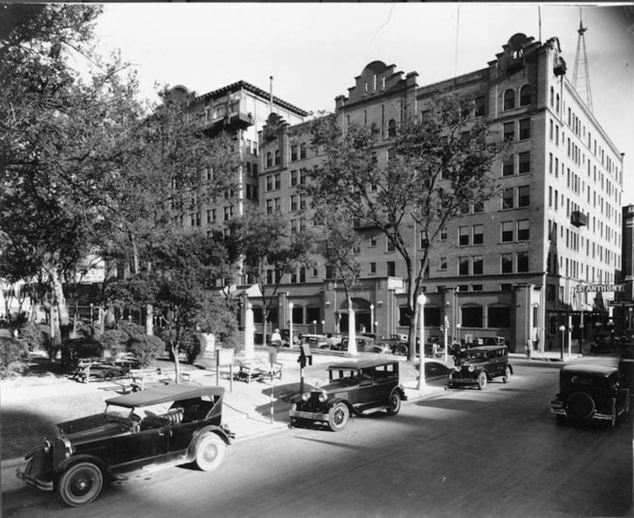 1920-29, St. Anthony Hotel and Travis Park on Navarro Street.
UTSA Special Collections