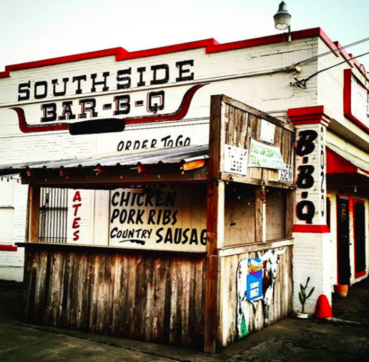 Southside BBQ
6020 S Flores St., (210) 927-0227, southsidebb-q.com
Nestled in the heart of Harlandale, Southside BBQ brings traditional meats like brisket, beef ribs, sausage, pulled pork and chicken. Oh, and you can’t forget about turkey legs. This spot will have you lickin’ your fingers with just one taste.
Photo via Instagram / humpdayfunday