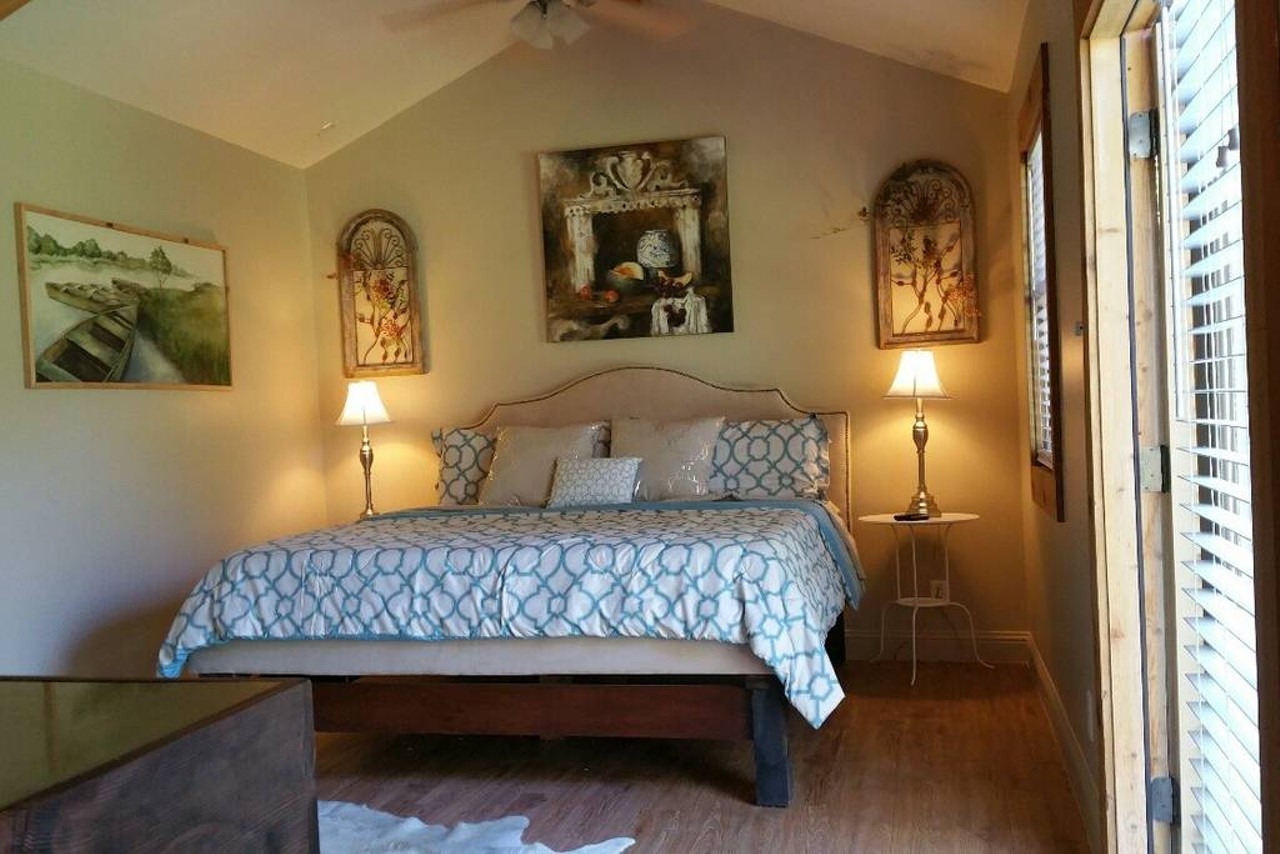 Charming Cottage Close to Main St., Fredericksburg
Inside the house, you'll find just about every amenity you can think of  - aside from the kitchen sink (and a washer). That means you'll be able to enjoy cable, wireless internet, and a full bathroom.
$80/night