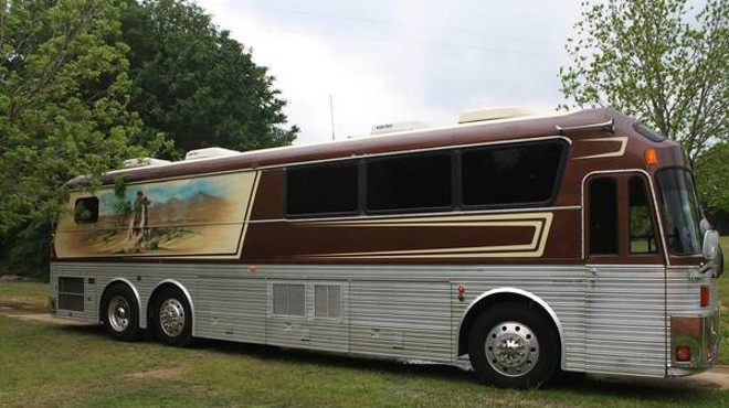 Willie Nelson's '80s Tour Bus Up For Sale on Craigslist