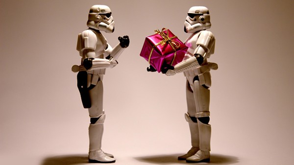 stormtroopers-with-a-christmas-present-10983.jpg