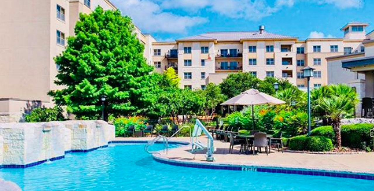 Hilton San Antonio Hill Country
9800 Westover Hills Blvd, (210) 509-9800, hilton.com
Located not too far from SeaWorld, this Hilton outpost has various points for you to enjoy the water. There’s a children’s pool, a lap pool and even a pool bar! The lap pool even includes a basketball net and a volleyball net in case you want to get extra sporty.
Photo via Instagram / jelairn