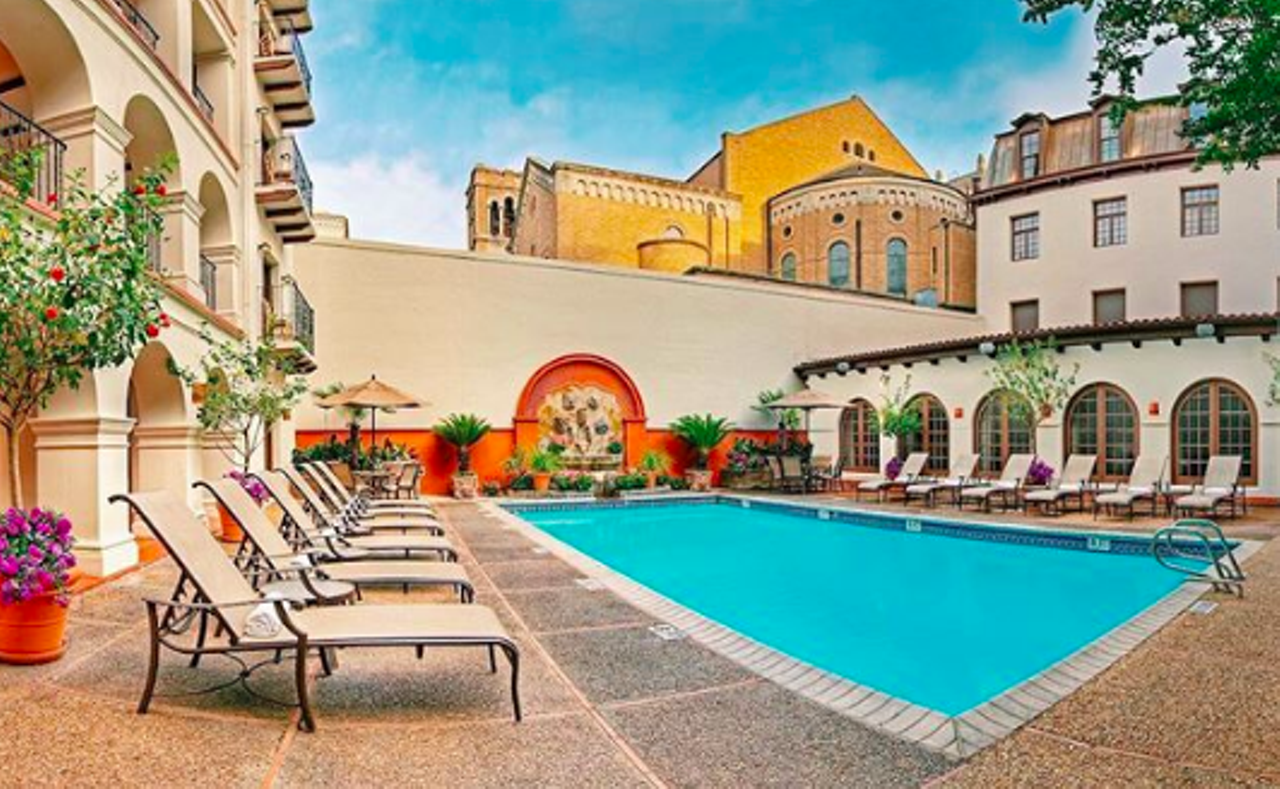 Omni La Mansión del Rio
112 College St, (210) 518-1000, omnihotels.com
Easily one of the most breathtaking hotels in the city, La Mansion del Rio’s pool matches the entire property. Out in the courtyard you’ll be amazed by the Spanish architecture and European style that is on display here. The private swimming space makes for a great spot to relax – especially if you order from the pool bar.
Photo via Instagram / omnilamansiondelrio