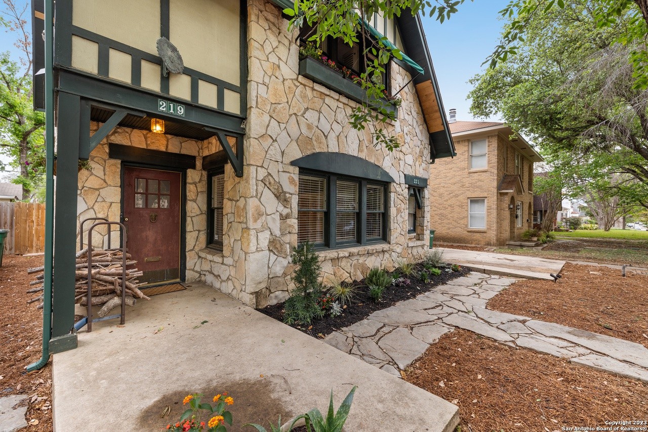 A duplex for sale in San Antonio's Monte Vista was among the area's first multifamily dwellings