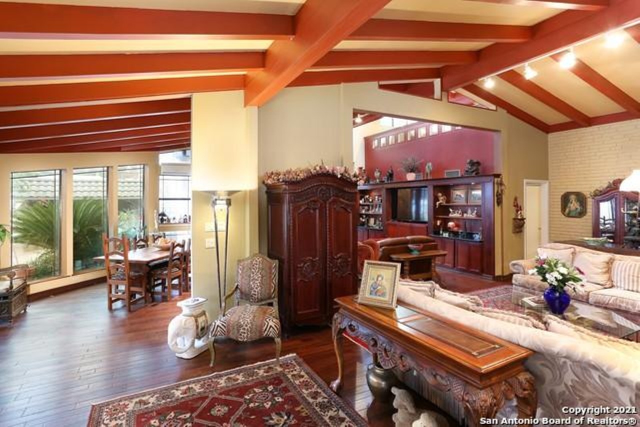 A San Antonio architect is selling this crazy Mid-Century Modern hideway