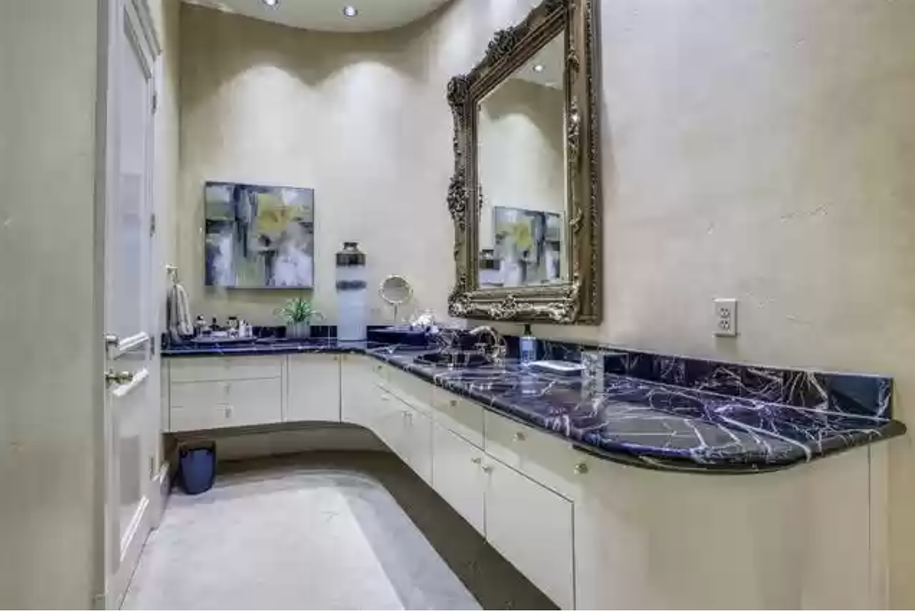 Dallas Cowboys legend Emmitt Smith is selling his $2.2M mansion and will dine with the buyer