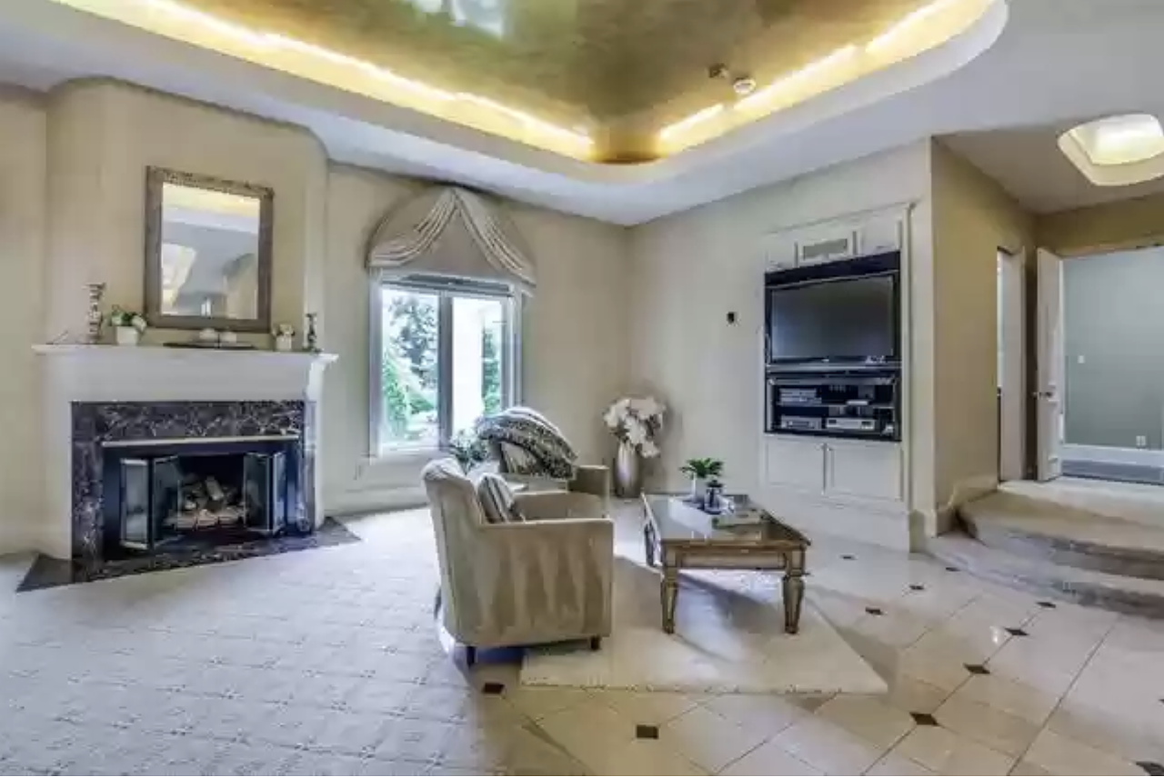 Dallas Cowboys legend Emmitt Smith is selling his $2.2M mansion and will dine with the buyer