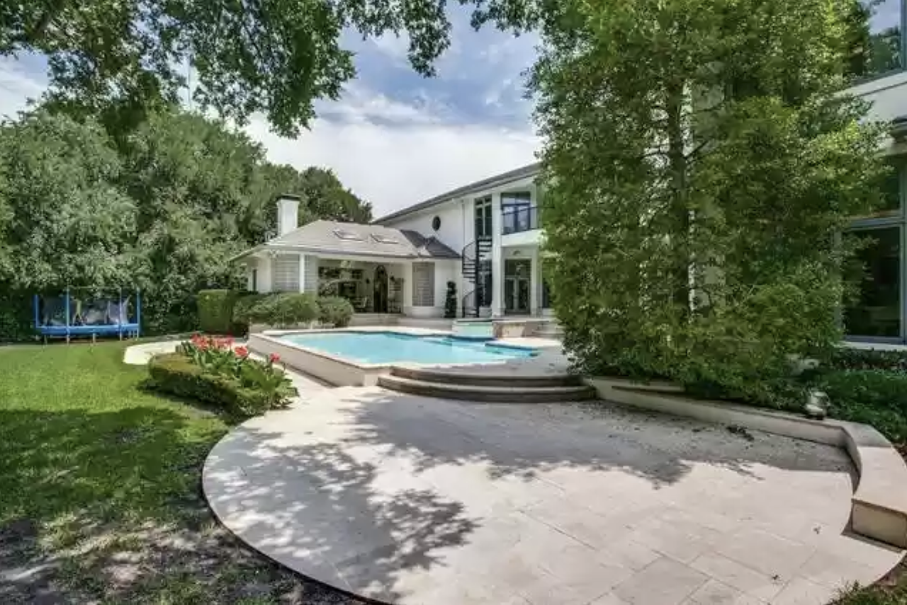 Dallas Cowboys legend Emmitt Smith is selling his $2.2M mansion and will dine with the buyer