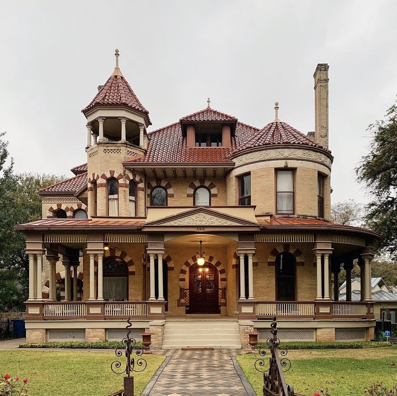 King William Historic District
Southtown
Stroll through the King William district and indulge in some eye-popping real estate. While the newer additions of the neighborhood are quirky and artsy, the long-standing homes here are seriously #homegoals. It seems like no two homes look alike, though many fit into the Greek Revival, Victorian, and Italianate styles.
Photo via Instagram / justphotowalking