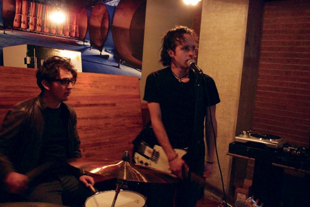The Copper Gamin's Claudio Miguel and J. Carmen presenting their first full-length at Blue Box. - Enrique Lopetegui