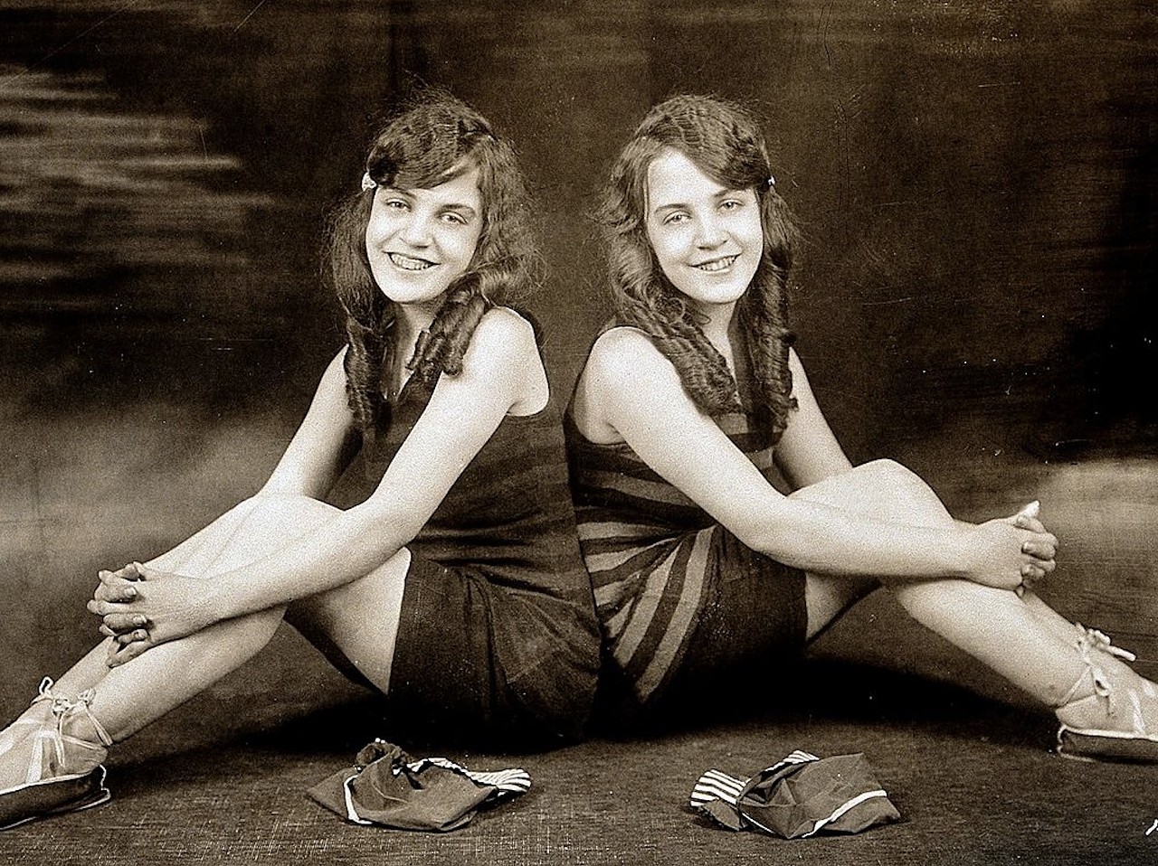 Daisy and Violet Hilton
English-born conjoined twins Daisy and Violet Hilton became popular vaudeville performers while they lived in San Antonio during the early 20th century. The twins also appeared in the 1932 horror film Freaks.