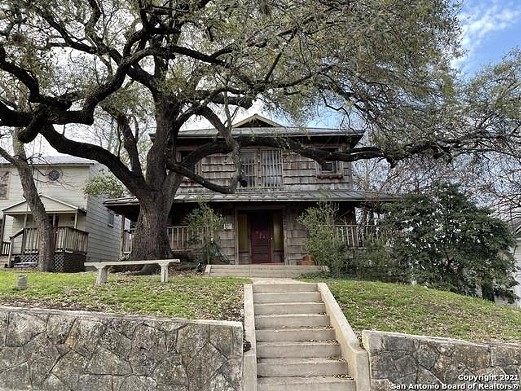 This Brackenridge Park fixer-upper may look like a haunted house, but there's spooky potential