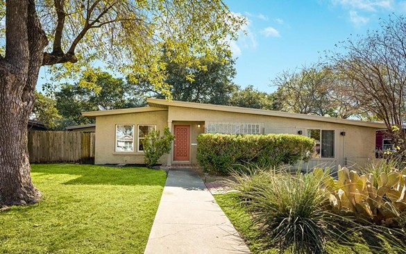 This house for sale in San Antonio's 09 district is all about the sleek mid-century look
