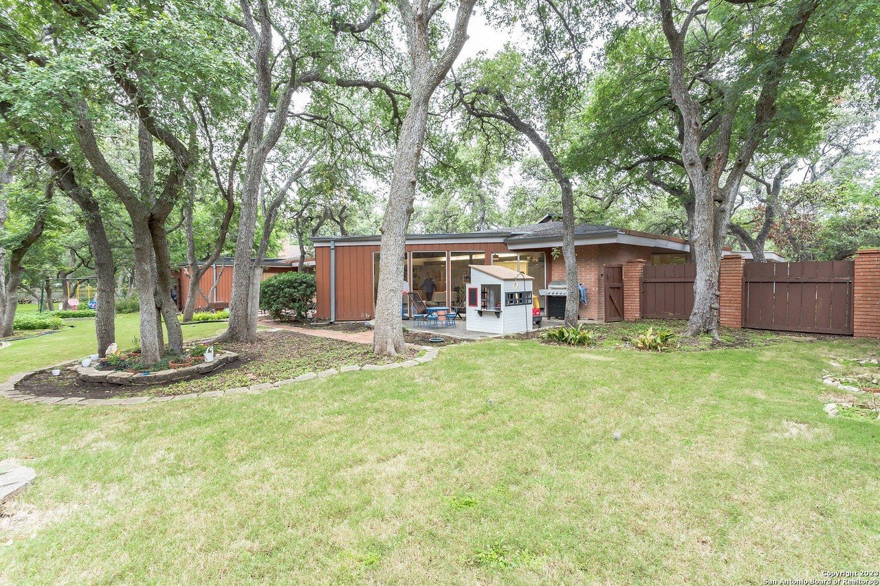This San Antonio Mid-Century Modern home for sale is an early-1960s time capsule