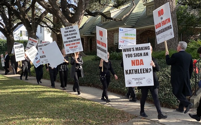 Symphony musicians protest in front of board chair Kathleen Weir Vale's Monte Vista home. - SANFORD NOWLIN