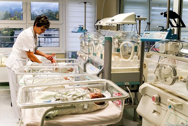 A midwife cares for a newborn baby in 2018. - Texas Tribune / Natalia Ojewska