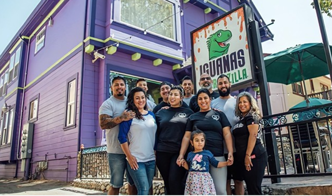 Los miembros de la familia propietaria de Iguanas Burritozilla posan frente a uno de sus restaurantes.  - Foto Cortesía / Iguanas Burritozilla