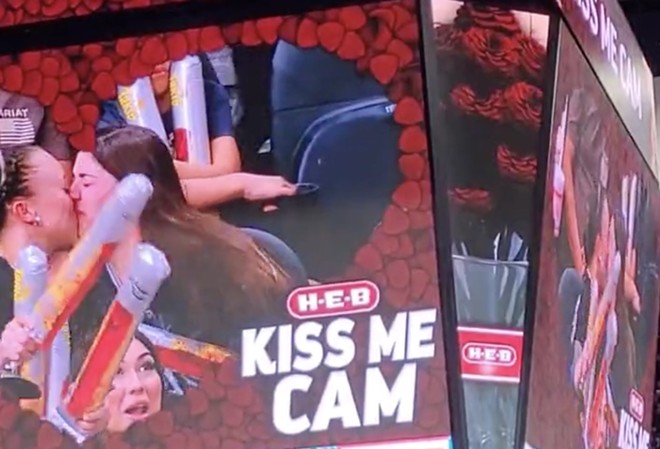 The viral smooch happened during the Spurs' matchup against the Houston Rockets on Saturday. - Twitter / @pdaveb