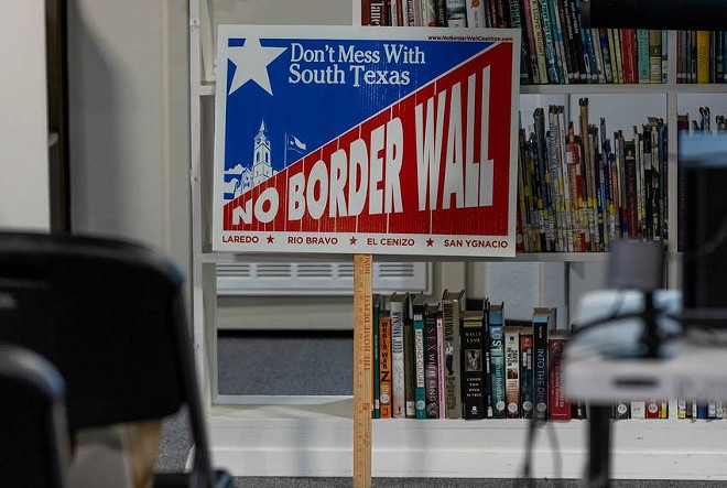 A “No Border Wall” sign at the No Border Wall Coalition’s emergency town hall. - Texas Tribune / Michael Gonzalez