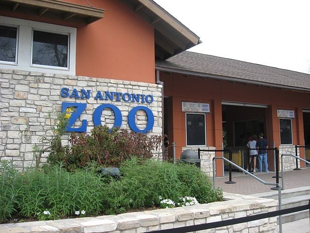 The old entrance to the San Antonio Zoo. - Wikimedia Commons / Dave Stone