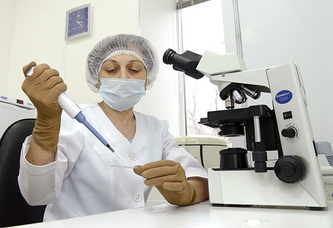 A woman carries out work in an in vitro fertilization lab. - Wikimedia Commons / Galina Fomina