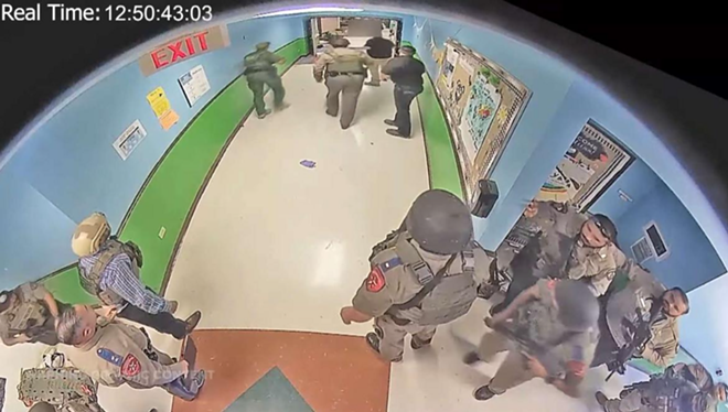 Police officers wait in the halls of Robb Elementary School during the state's deadliest campus shooting. - Wikimedia Commons / Iz capp