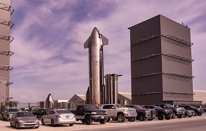 A rocket towers above SpaceX's South Texas facility. - Wikipedia Commons / Mobilus In Mobili