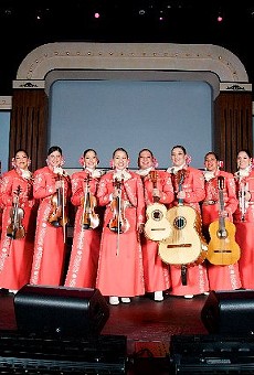 The ten mujeres of Mariachi Las Alteñas.