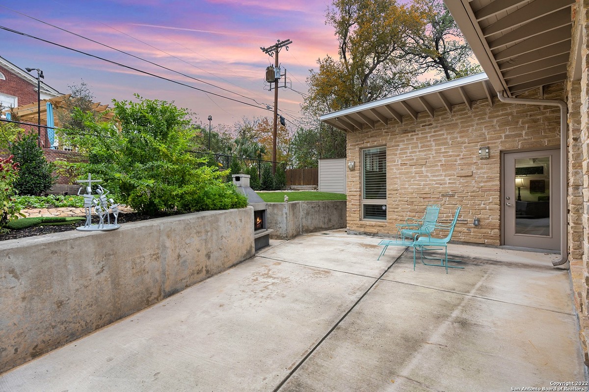 This San Antonio Midcentury Home Comes With A Putting Green And A Space   Downing 31 