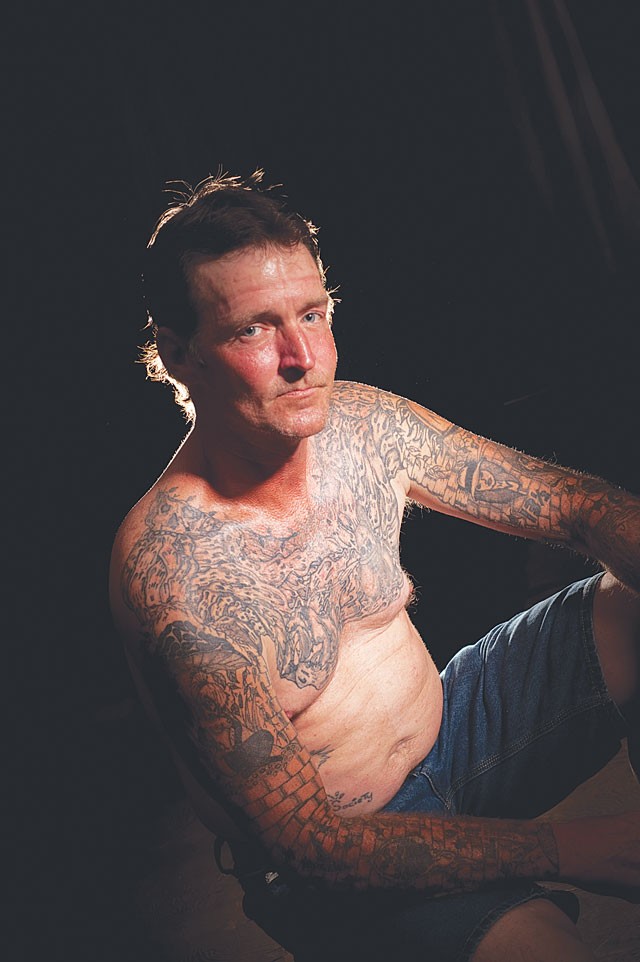 Victor „Versus“ Sandifer behauptet, mehr als 2.000 Gefängnis-Tattoos eingefärbt zu haben. -Travis Gauthier