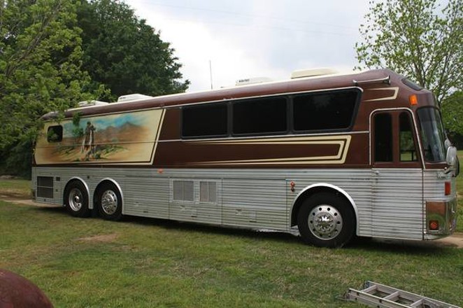 Willie Nelson's '80s Tour Bus Up For Sale on Craigslist